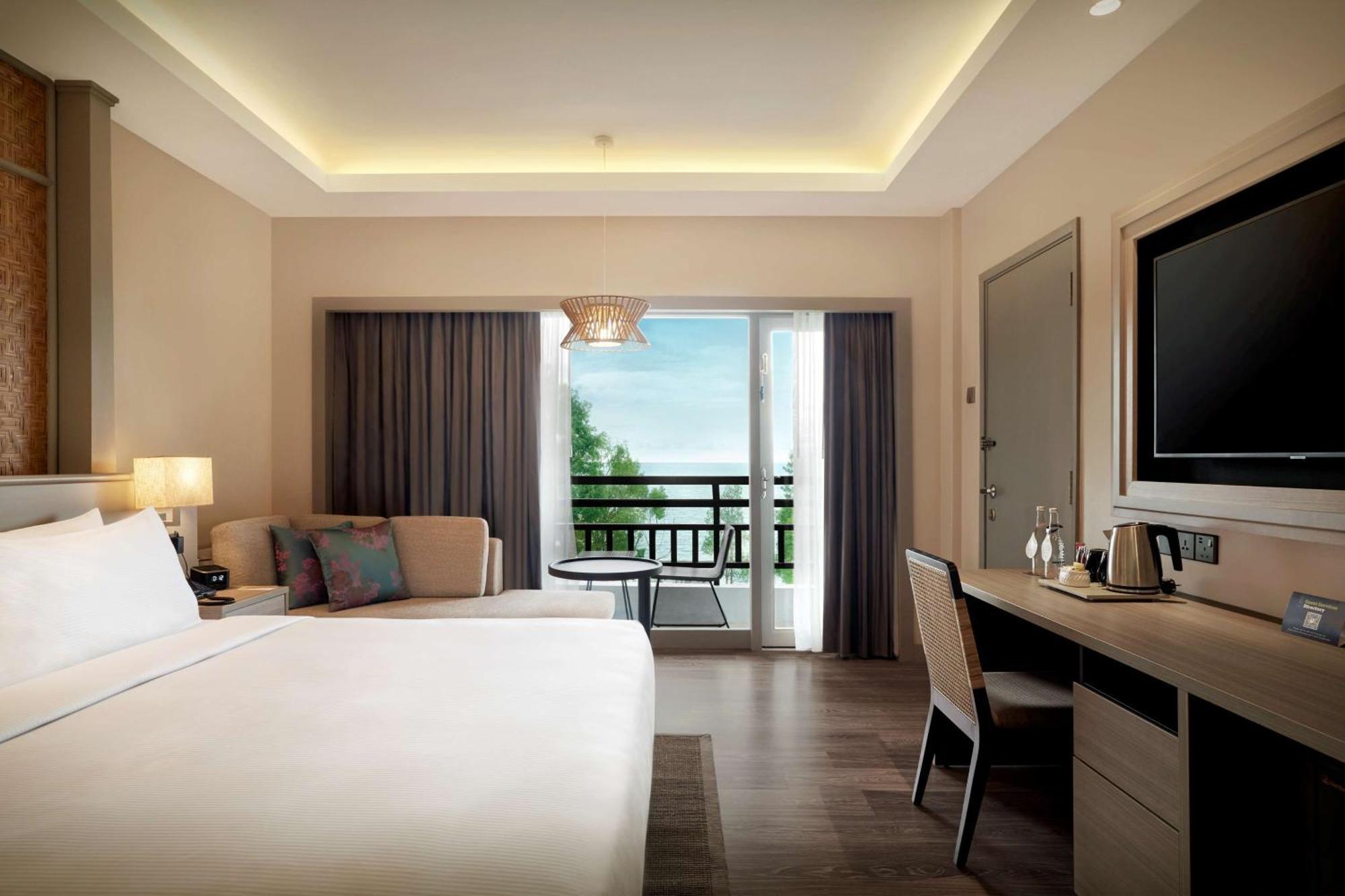 Hotel Doubletree By Hilton Damai Laut Lumut Esterno foto