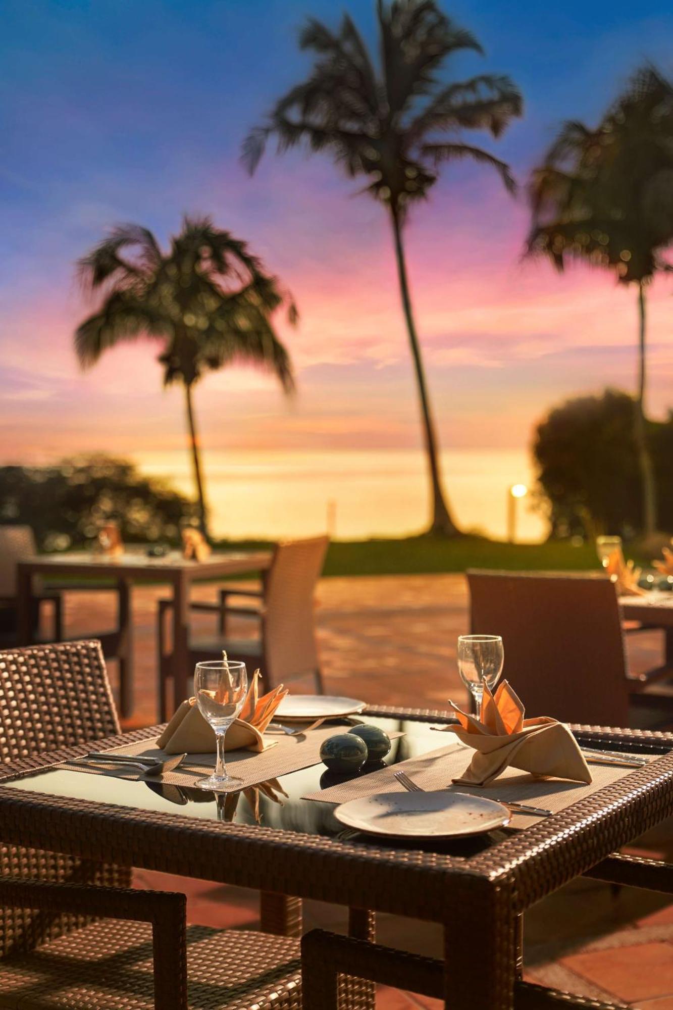 Hotel Doubletree By Hilton Damai Laut Lumut Esterno foto