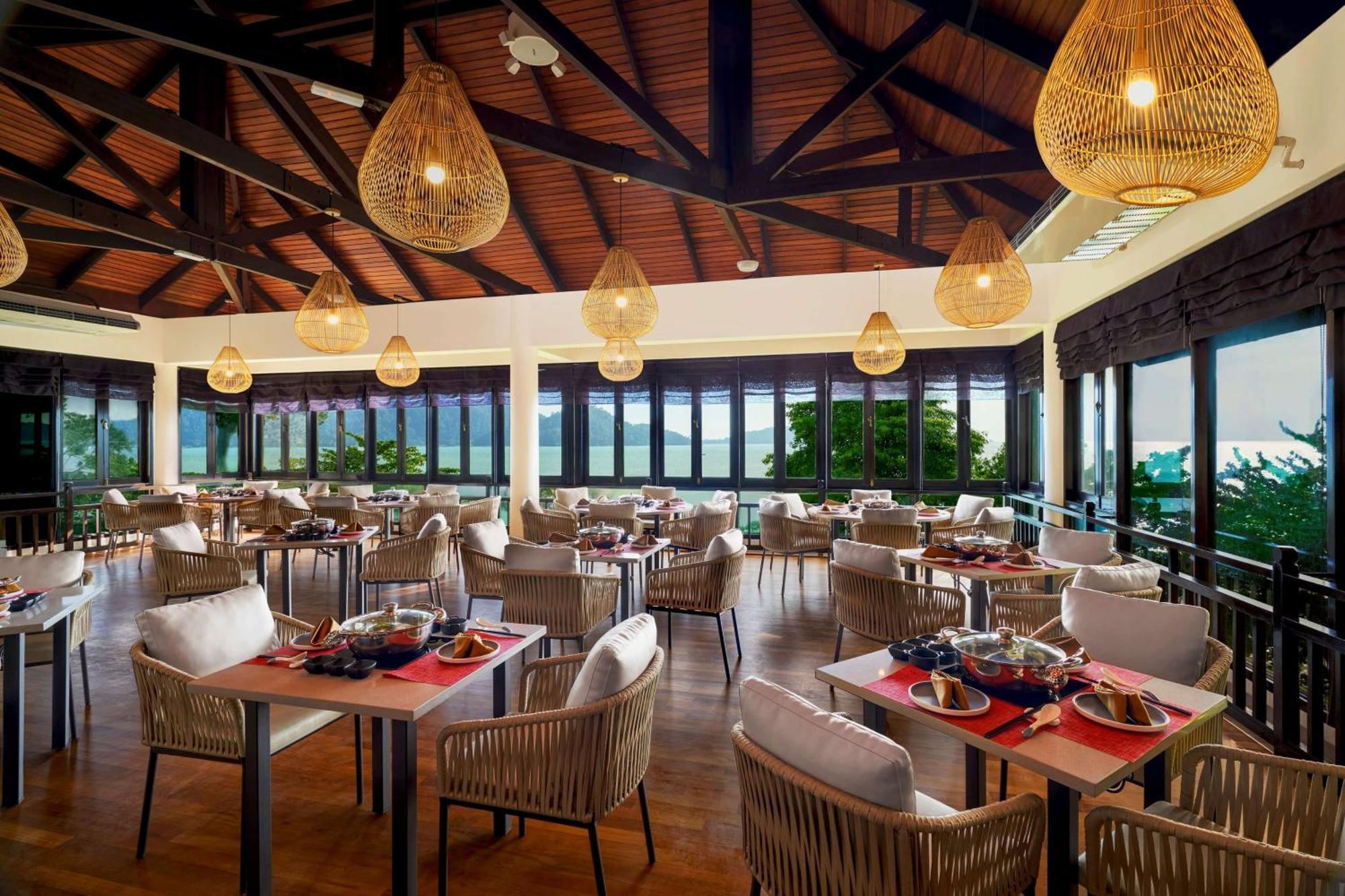 Hotel Doubletree By Hilton Damai Laut Lumut Esterno foto